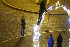 Riskoval kvůli vysněné fotce. Mladík lezl po vánoční výzdobě v centru Kutné Hory